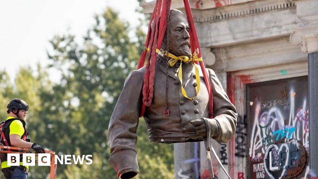 Robert E Lee: Confederate general statue removed in Virginia - BBC News