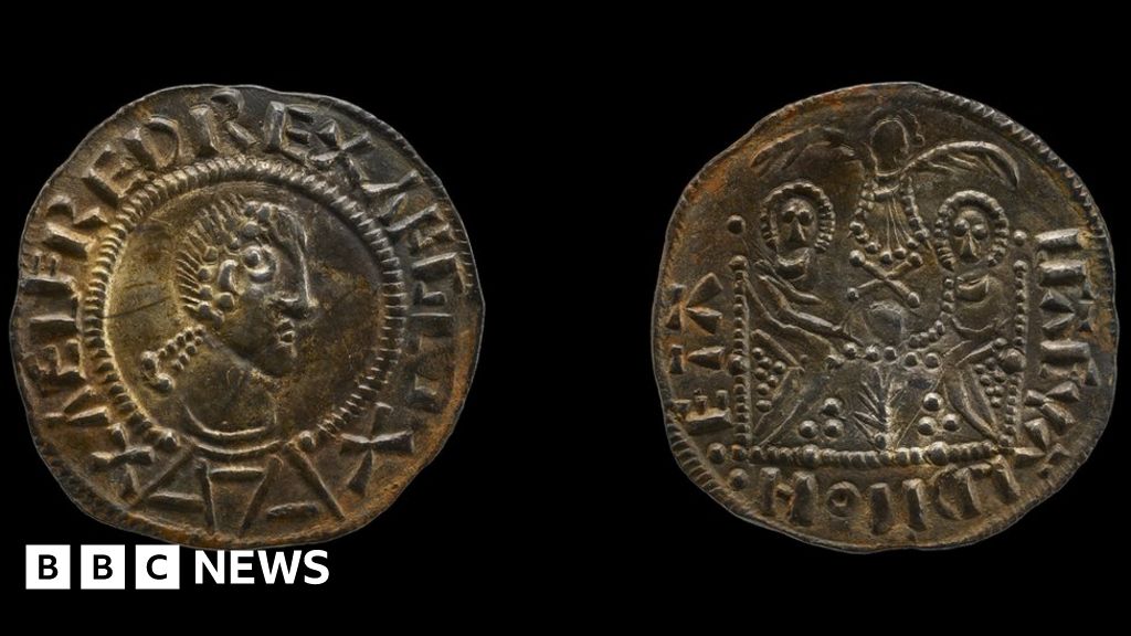 Detectorists stole hoard that 'rewrites history'