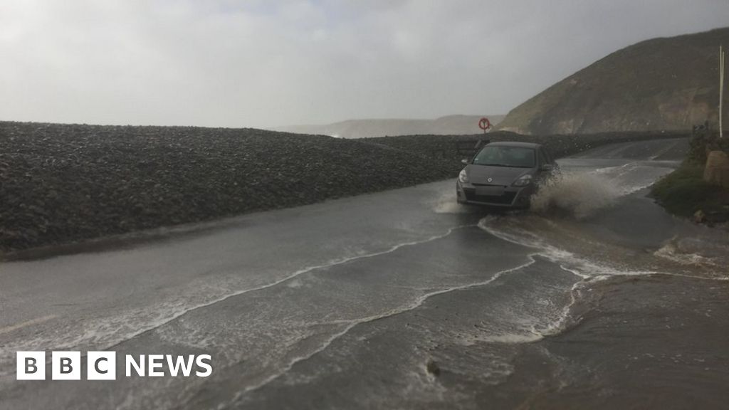 Hurricane Ophelia: Storm Causes Heavy Travel Disruption - BBC News