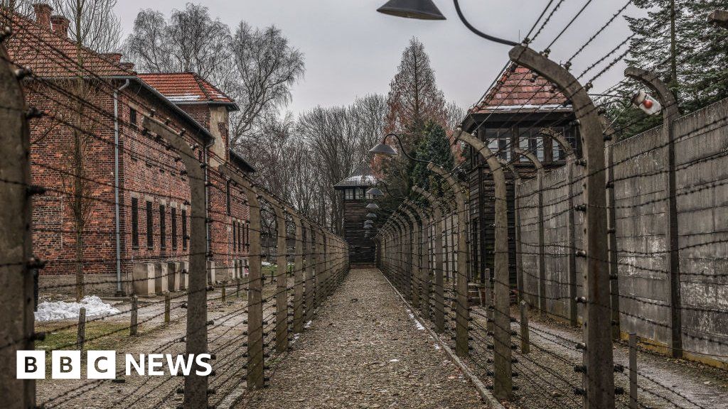 X премахва публикация, отричаща Холокоста, след критики от музея Аушвиц