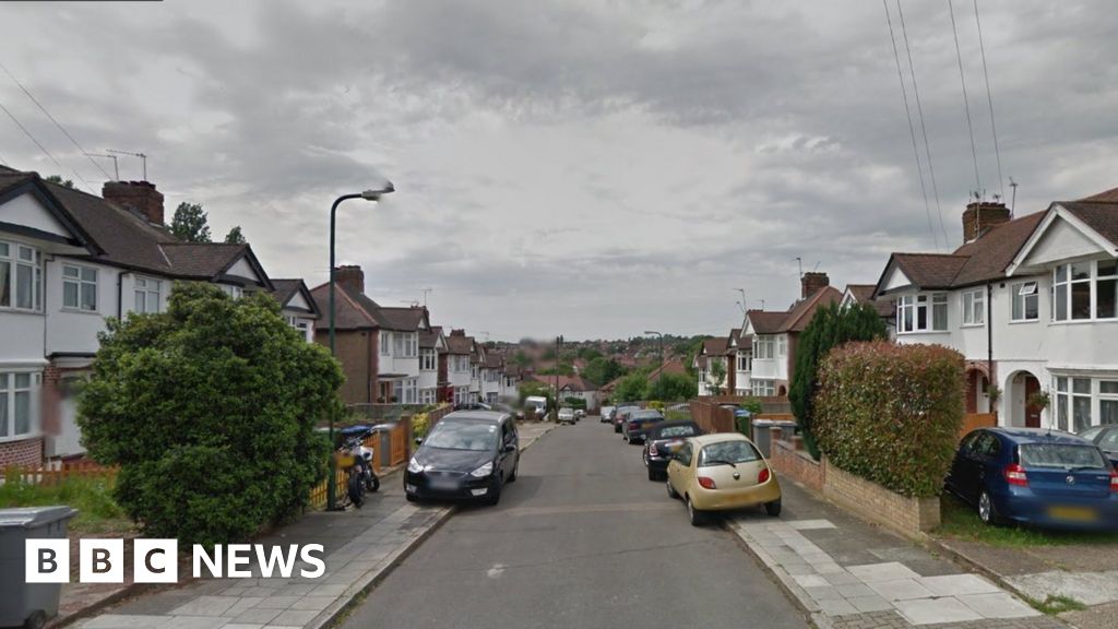 Kingsbury stabbing: Arrest after man killed - BBC News