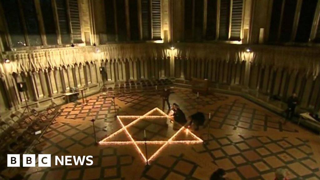 Holocaust Memorial Day Six hundred candles lit at York Minster BBC News