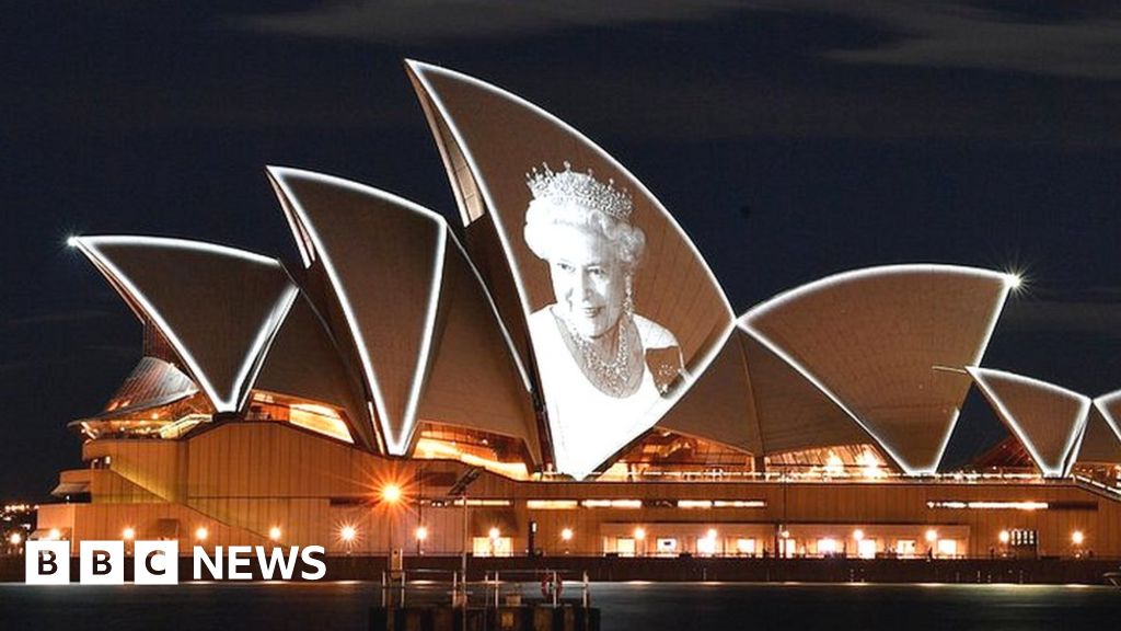 in-pictures-sydney-darkens-opera-house-as-world-mourns-queen-s-death