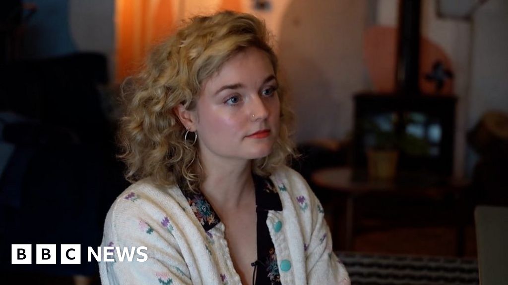 PMDD: 'I remember sitting on the floor and screaming' - BBC News