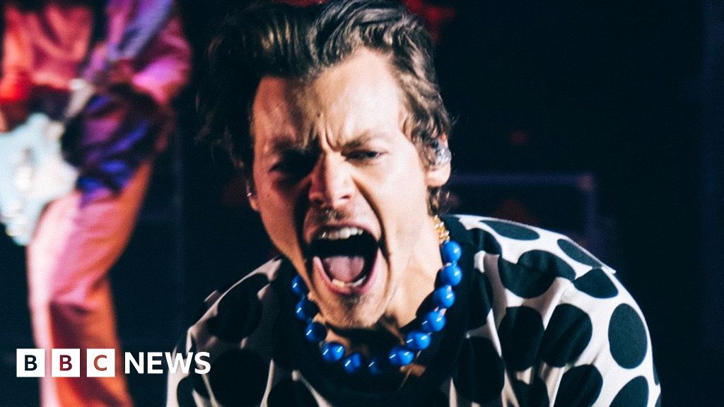 harry-styles-delights-fans-at-uk-live-comeback-bbc-news