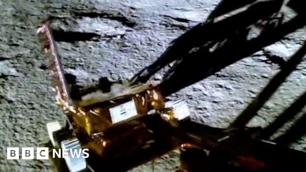 на лунния роувър PragyaanИндийската космическа агенция пусна нови кадри, които