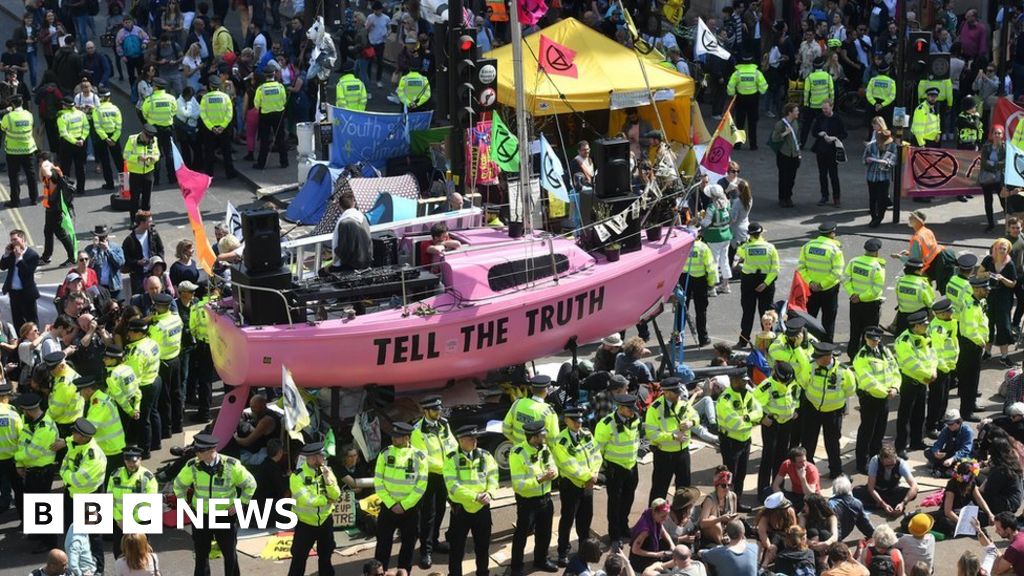 Police move in on climate protesters