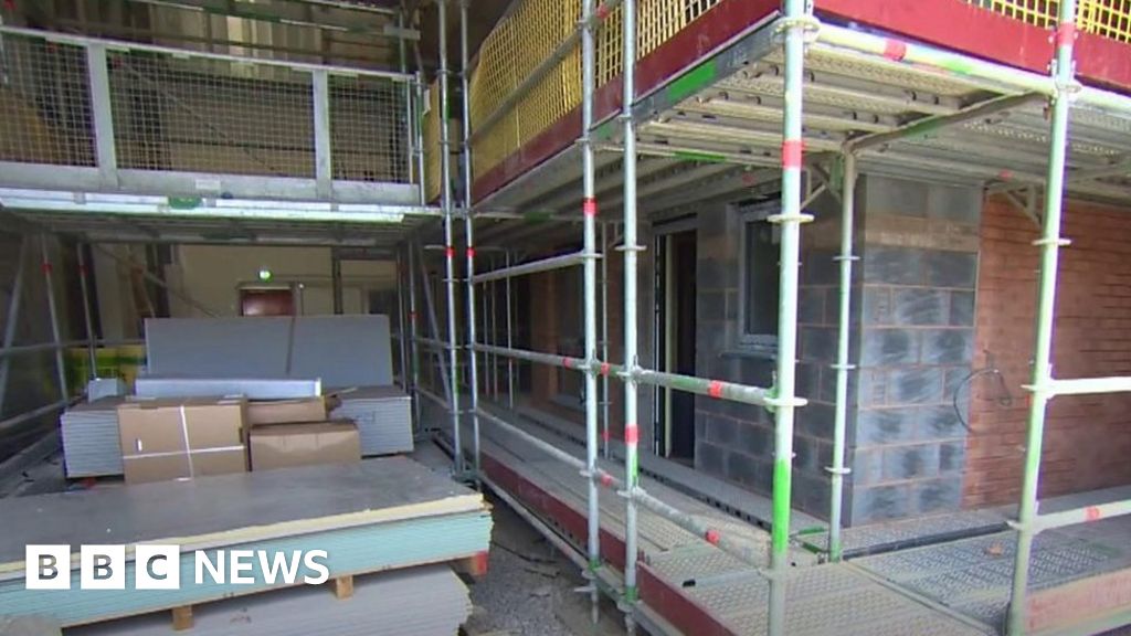 Salford University scientists create eco homes of the future in a lab BBC News