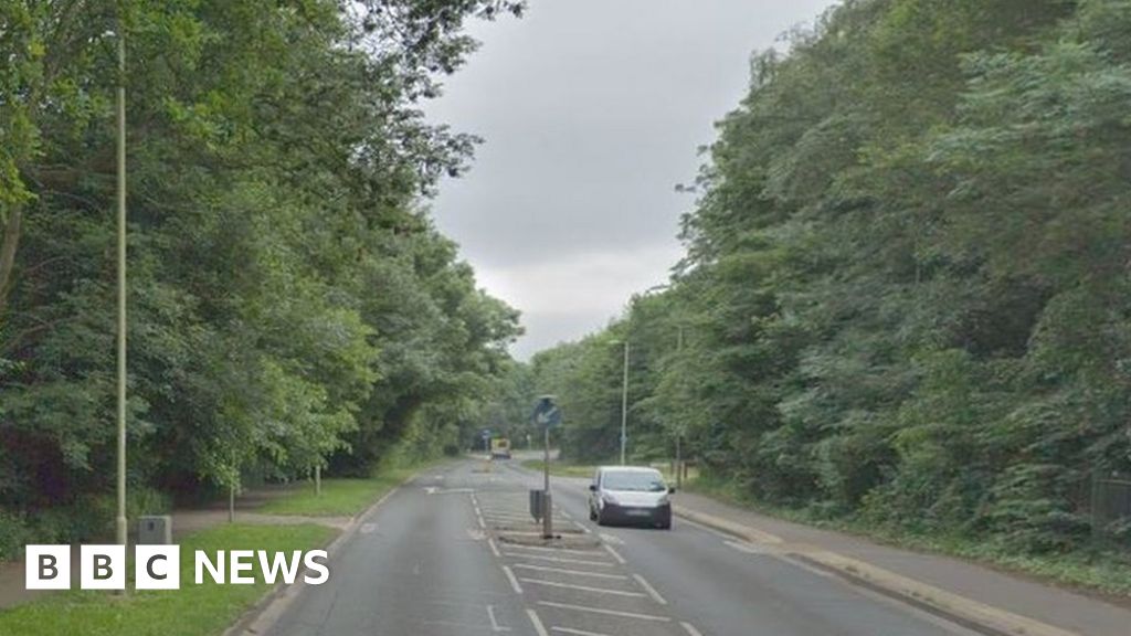 Man dies in Eastleigh after being hit by two cars - BBC News