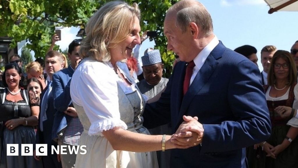 Putin attends Austrian minister's wedding
