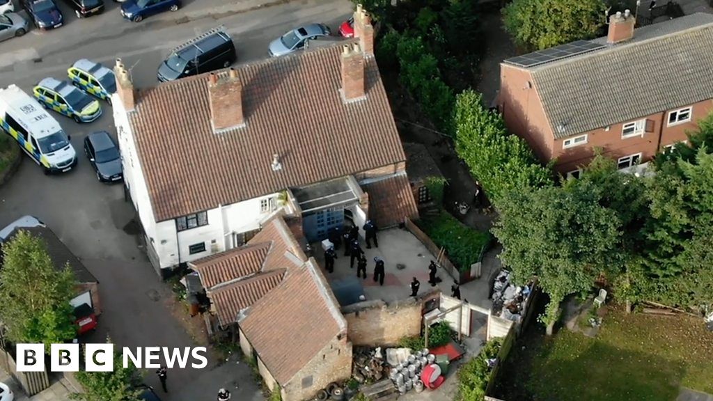 Footage shows man fleeing drug den tackled by dog - BBC News