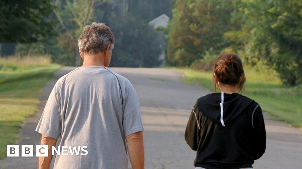 Fathers may pass ovarian cancer risk to daughters - BBC News