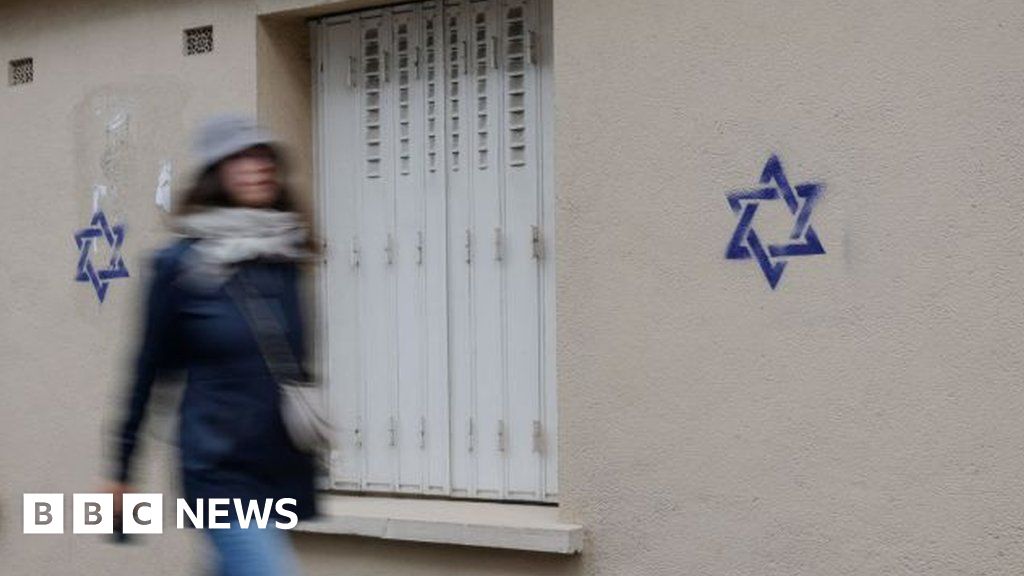Звездите на Давид са открити графити върху сгради в района
