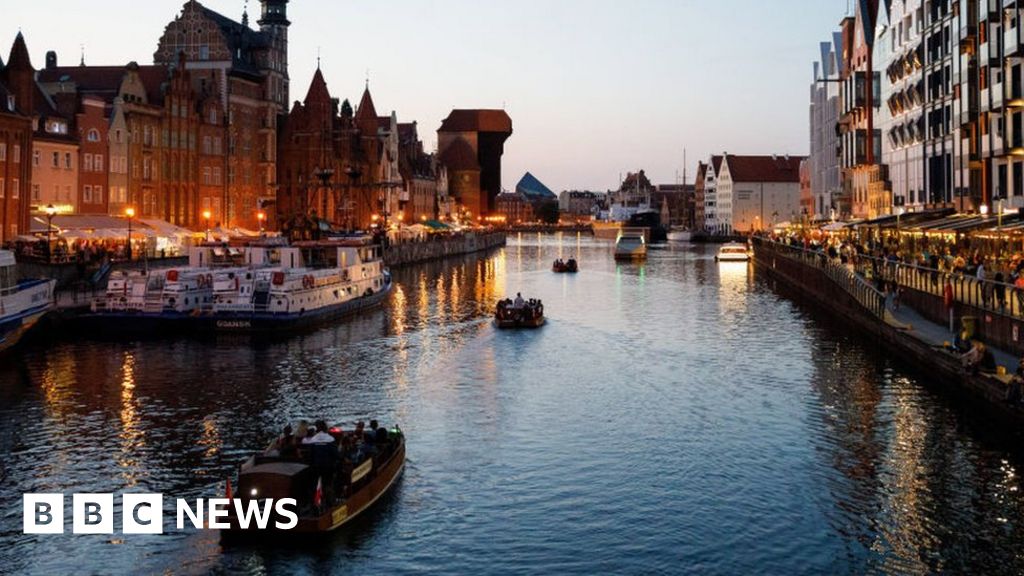 Galar Gdański: Three killed in Poland as wave capsizes tourist boat