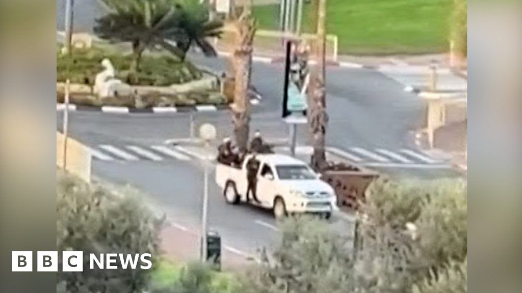 Footage emerges of 'gunmen in Sderot' - BBC News