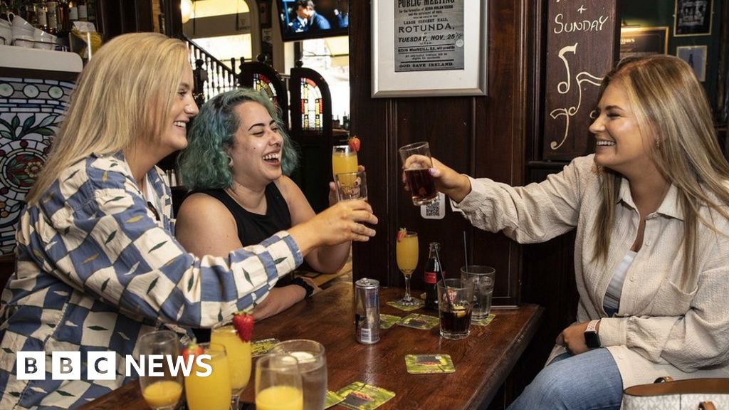 Irish pubs and restaurants resume indoor service - BBC News