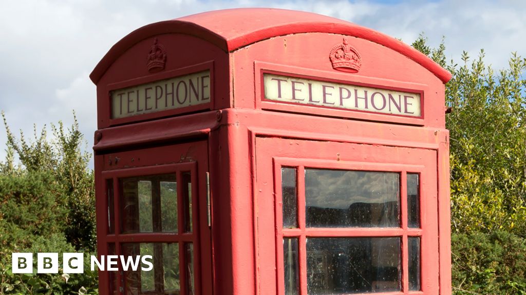 Thousands of UK phone boxes to be saved from closure - BBC News