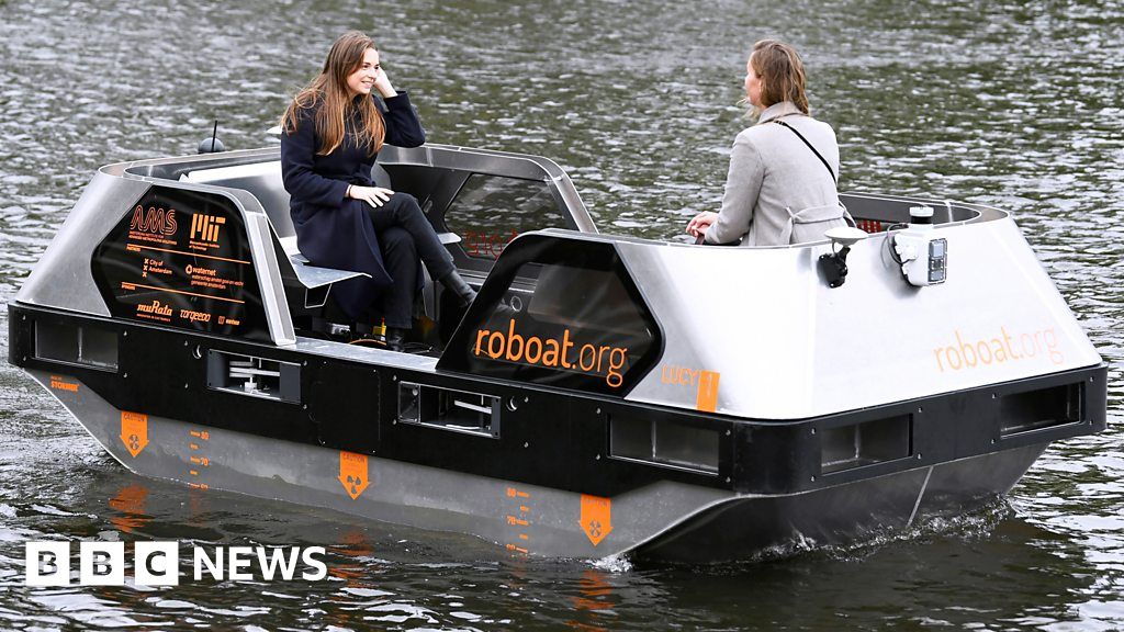 click-news-robo-boat-sails-on-an-amsterdam-canal
