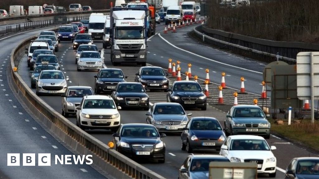 M25 Drivers Stranded After Crash Forces Motorway Closure - BBC News