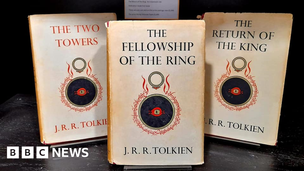 Systematisch hebzuchtig Claire Valuable The Lord of the Rings books in Worcester display are stolen - BBC  News