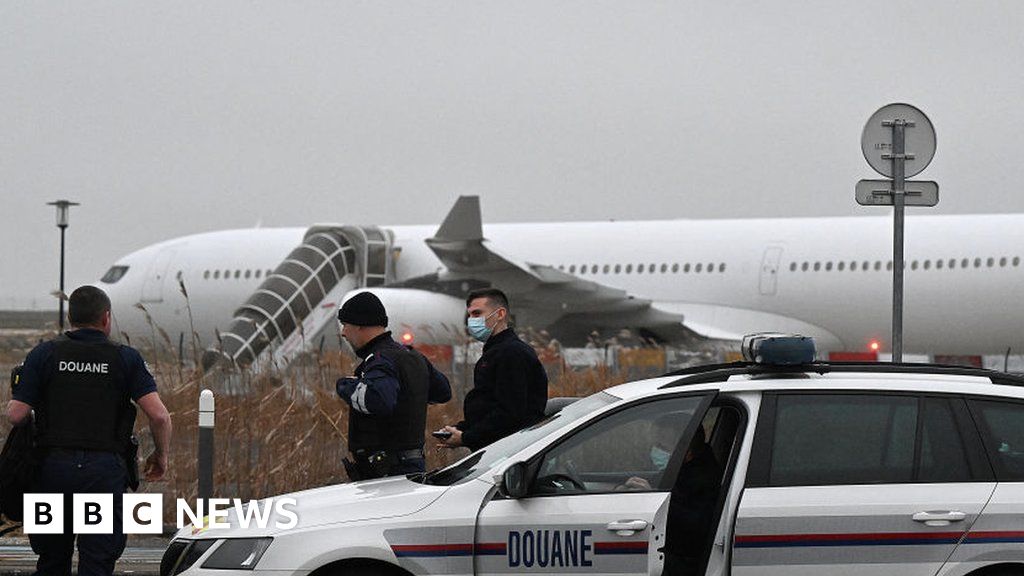 Самолет, задържан заради опасения от трафик, напуска Франция