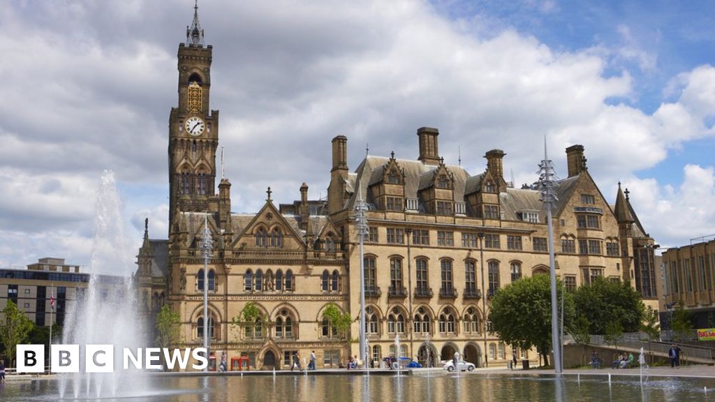 Bradford Council agrees to repay overcharged tenants - BBC News