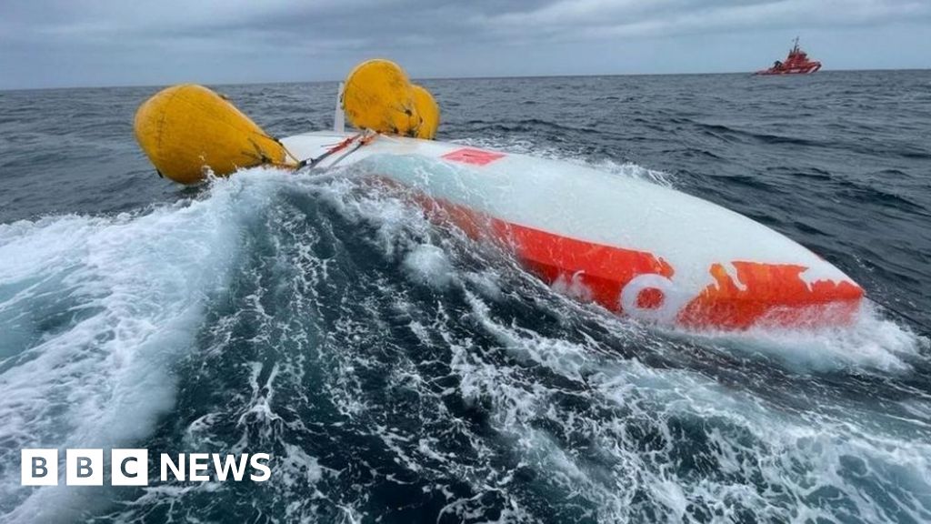 French sailors survived 16 hours in a boat capsized in the Atlantic