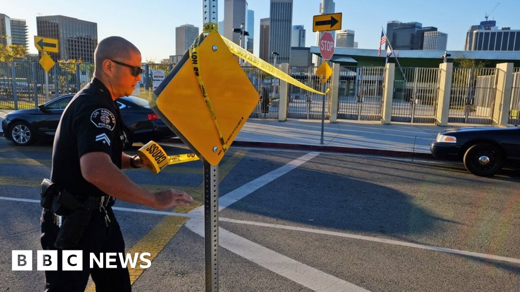 Los Angeles schools shut over email threat to students - BBC News