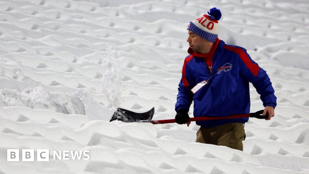 Hundreds of flights cancelled as winter storm and cold sweeps the US