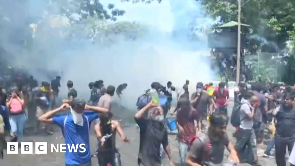 Sri Lanka: Police fire tear gas at protesters marching outside PM's office