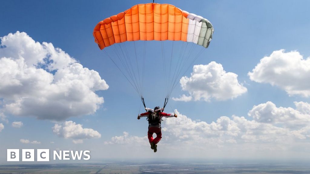 Australian Skydivers Died In Mid-air Collision, Coroner Finds - BBC News