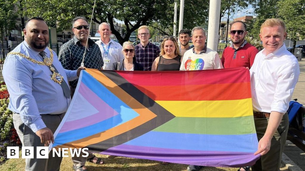 Mayor quits after apologising for attending Pride event