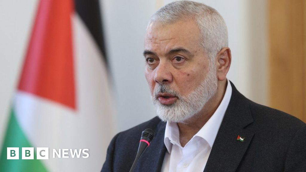 Война между Израел и Газа: Лидерът на Хамас Исмаил Хания казва, че трима синове са убити при въздушен удар