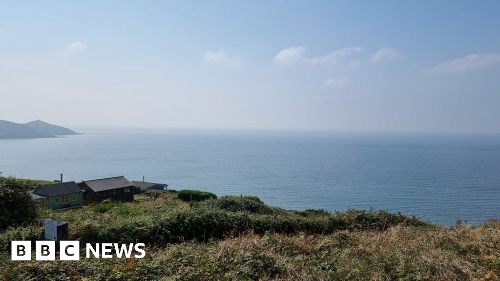 Two missing divers presumed dead off Cornwall coast - BBC News