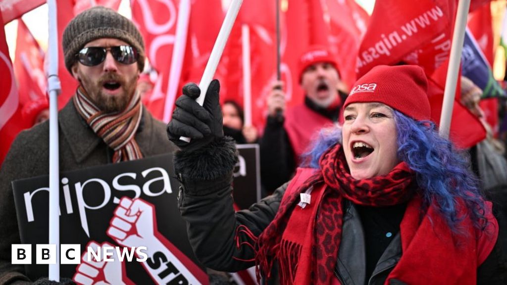 Greve: Mii de persoane participă la marșuri într-o grevă majoră pentru salarii