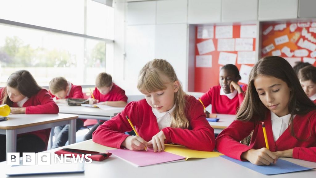 Labour plan to offer teachers £2,400 to stop them quitting
