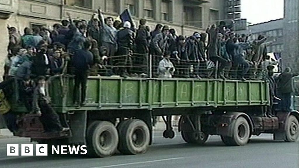 Nicolae Ceausescu Romanians React To News Of Dictators Execution