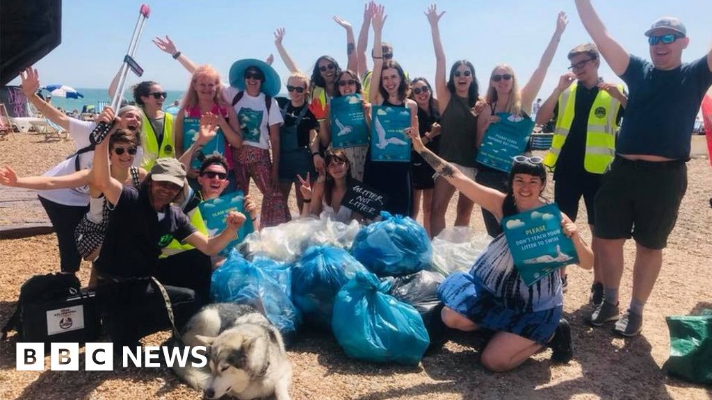 Brighton beach litter cleared by silent disco dancers - BBC News