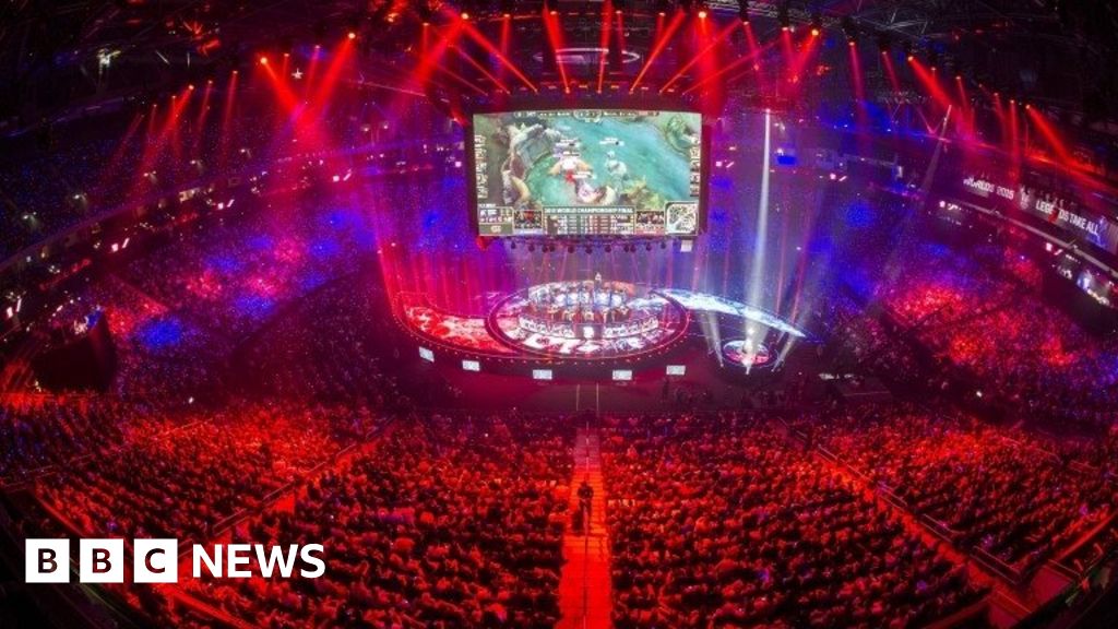 SKT1 crowned League of Legends world champions - BBC News