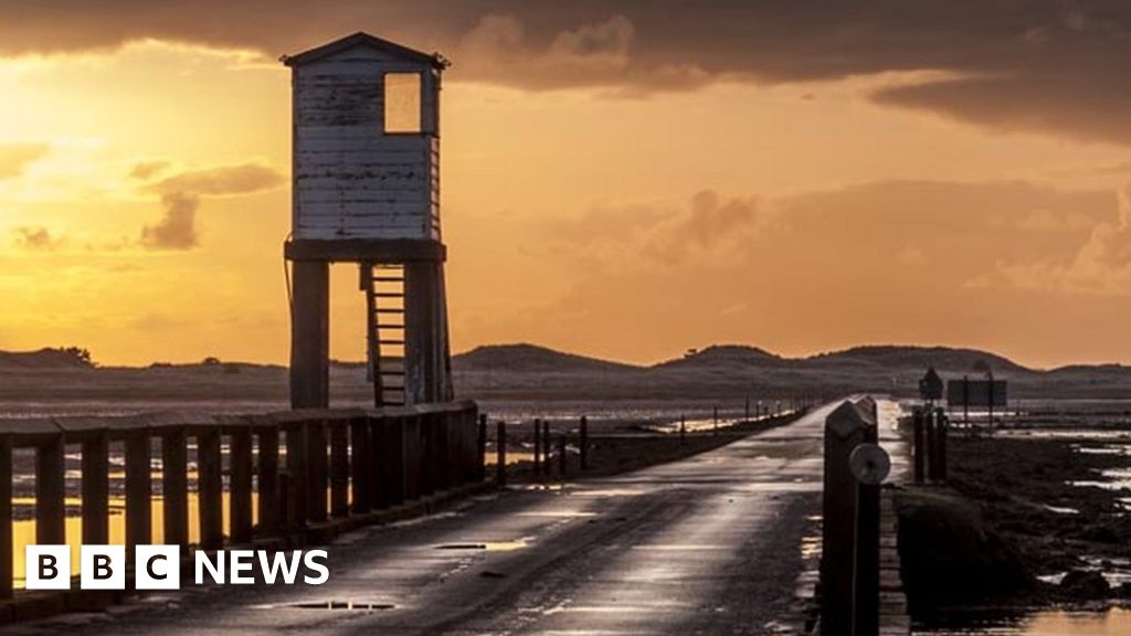 Couple rescued from Holy Island causeway BBC News