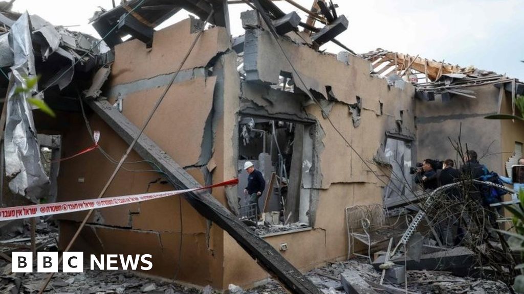 Seven injured as Gaza rocket hits home in central Israel - BBC News