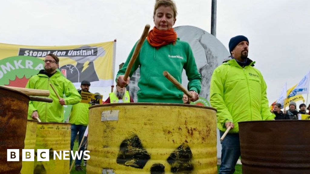 Germans split as last three nuclear power stations go off grid