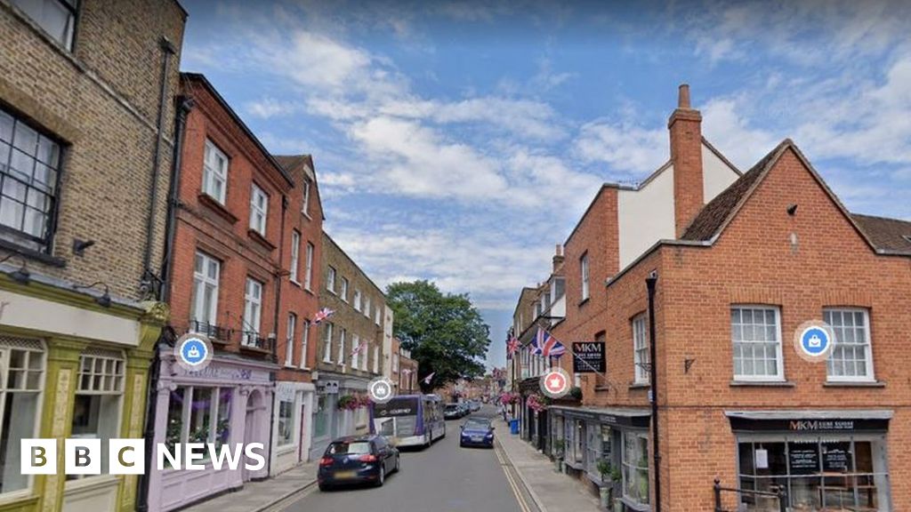 Eton WW2 bomb: Residents evacuated from homes - BBC News