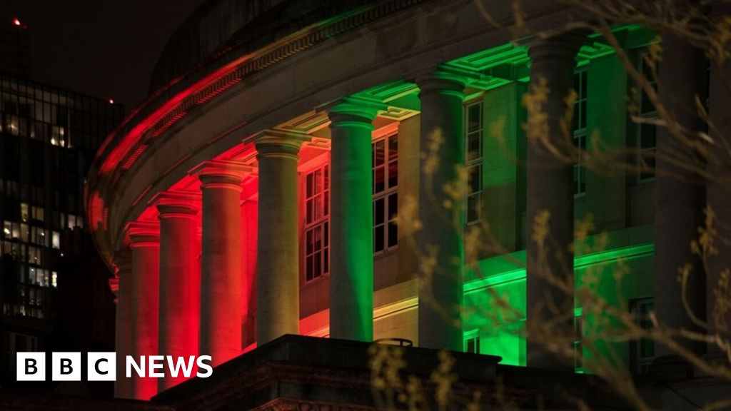 Light show illuminates buildings in Manchester festival BBC News