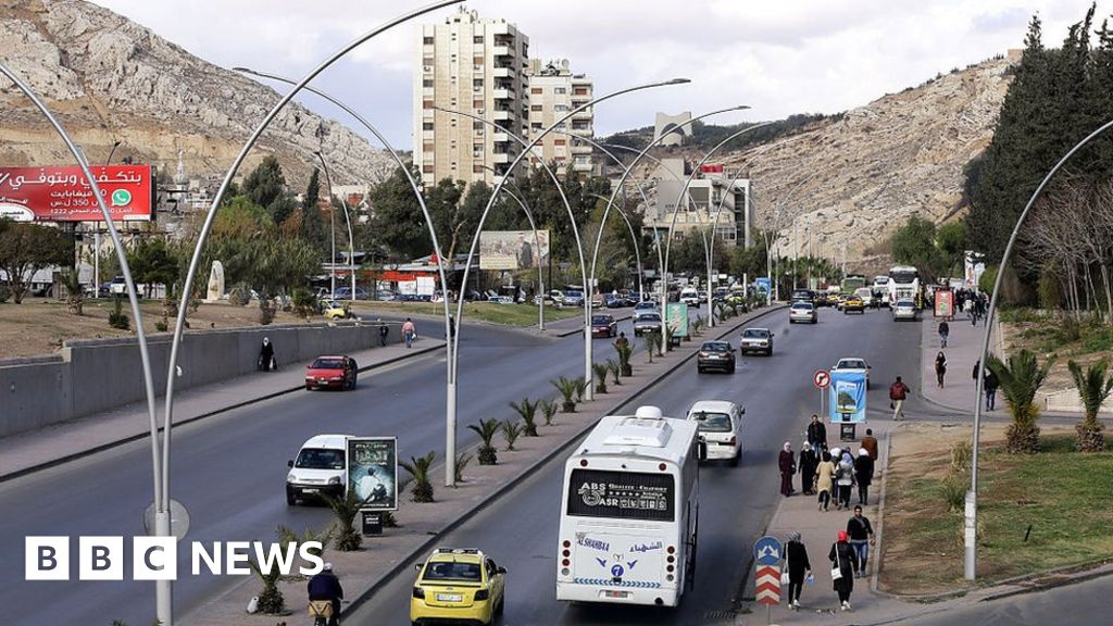 Syria conflict: 'Israel missiles' hit Damascus military airport - BBC News