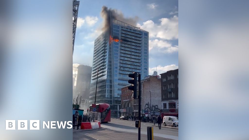 Aldgate fire: Large blaze at high-rise London tower block - BBC