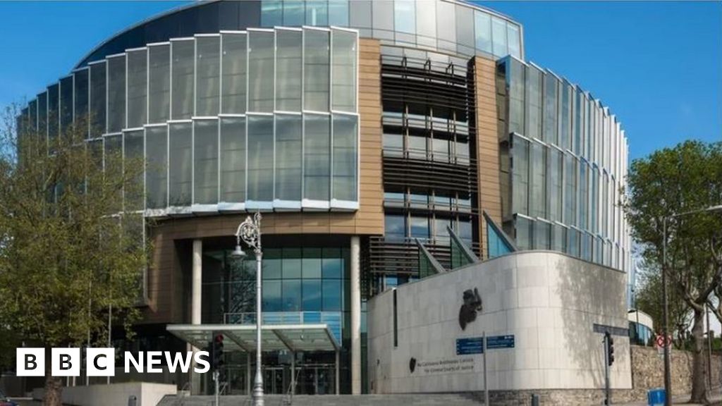 Dublin court: Golf club car bomb IRA charges dropped - BBC News