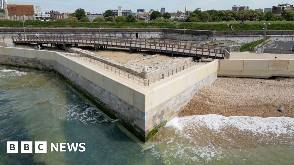 Portsmouth sea defence scheme moves to next stage - BBC News