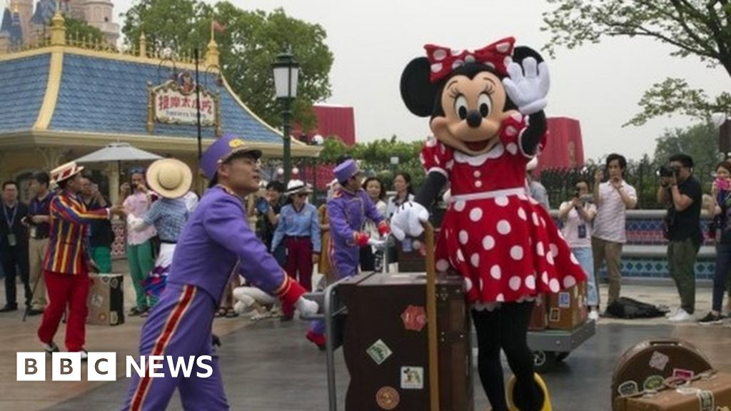 Disney pulls 'brownface' Moana costume - BBC News