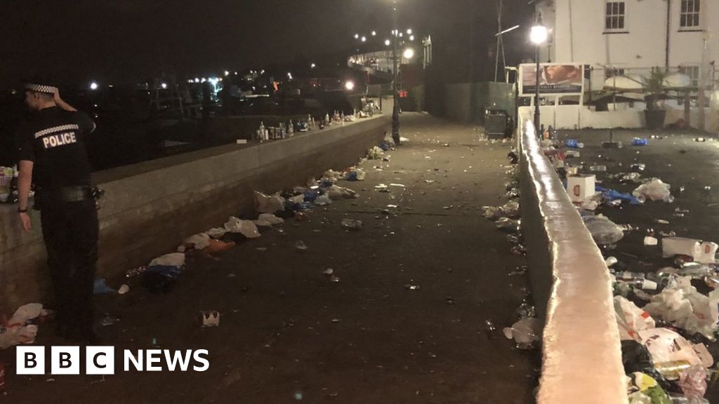 Police disperse LeighonSea crowd after reports of bottles thrown